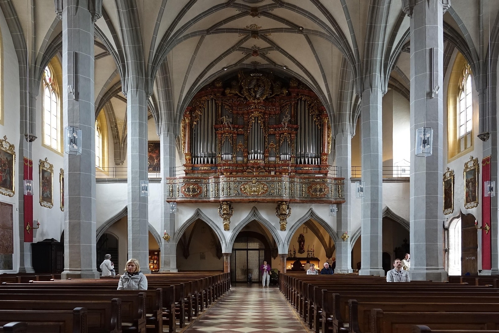Gotischer Innenraum mit Empore und prächtiger Orgel