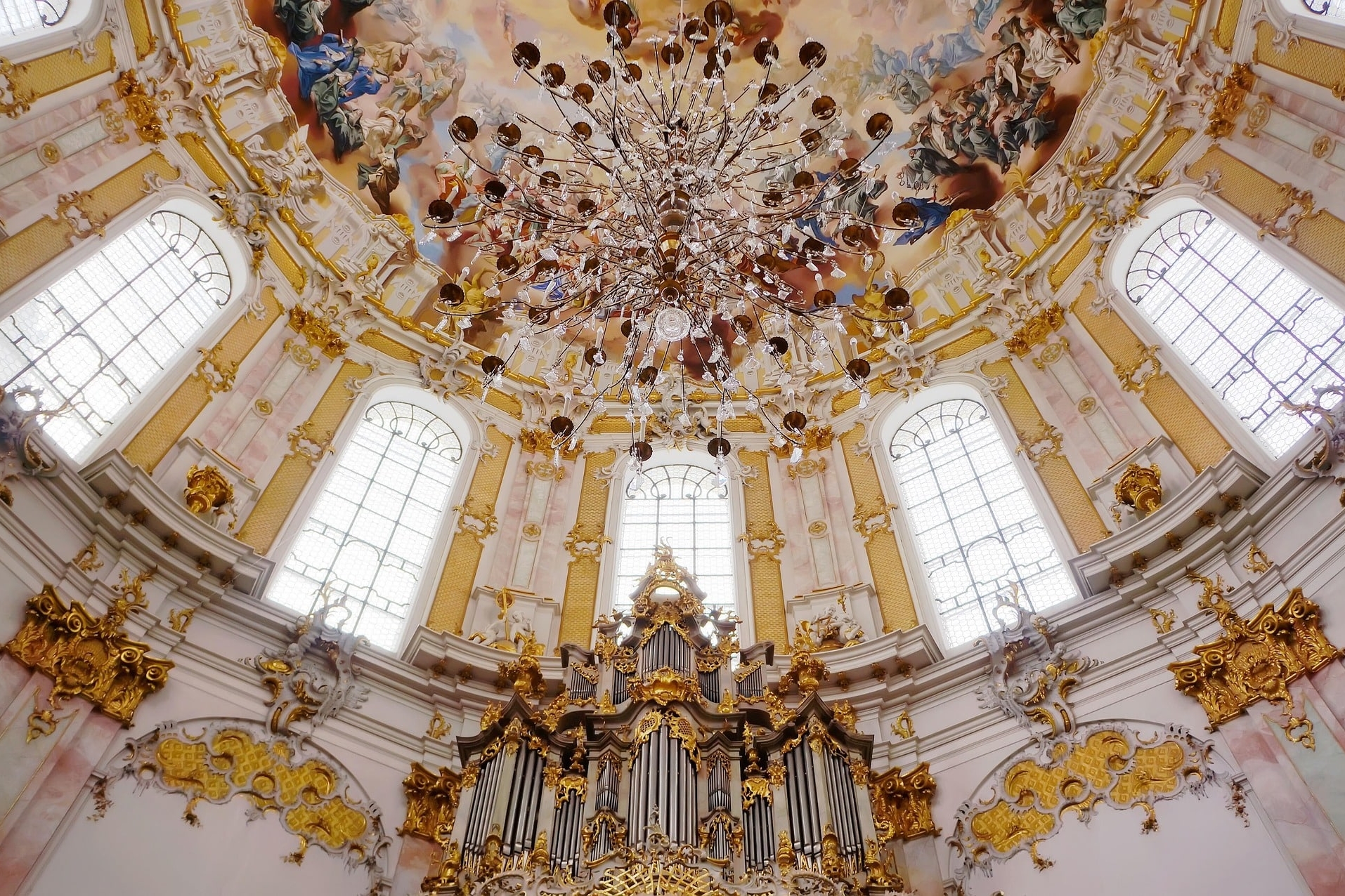 Vergoldete Orgel und Kuppelfresken mit großem Kronleuchter