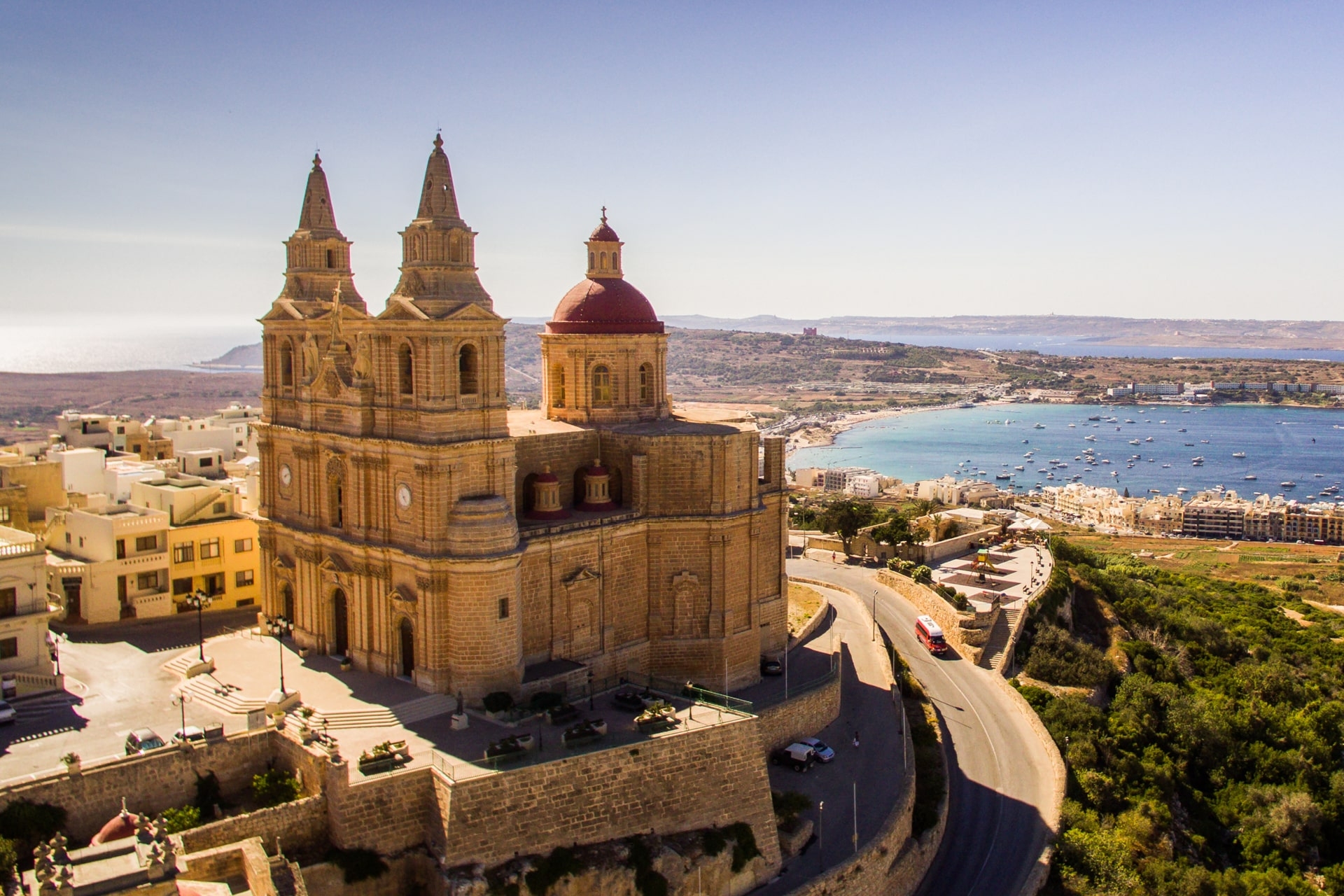 Barockkirche auf Hügel mit Panoramablick über Mellieħa und die Bucht im Hintergrund