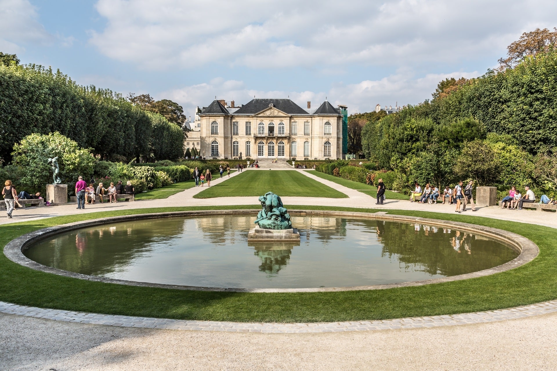 Weitläufiger Garten mit Teich, Skulpturen und Schloss