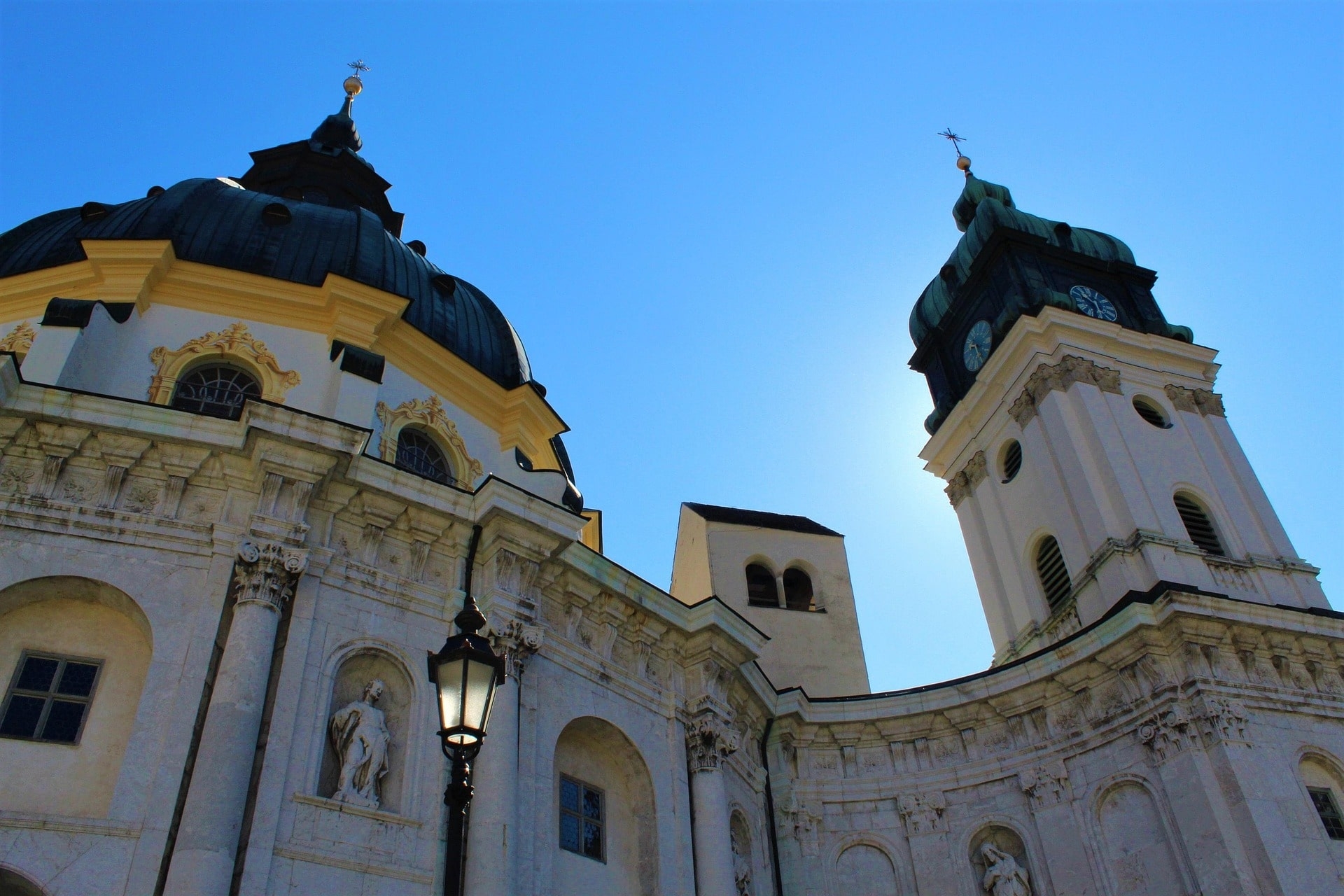 Prächtige Kirchenfassade mit Kuppel und Uhrturm