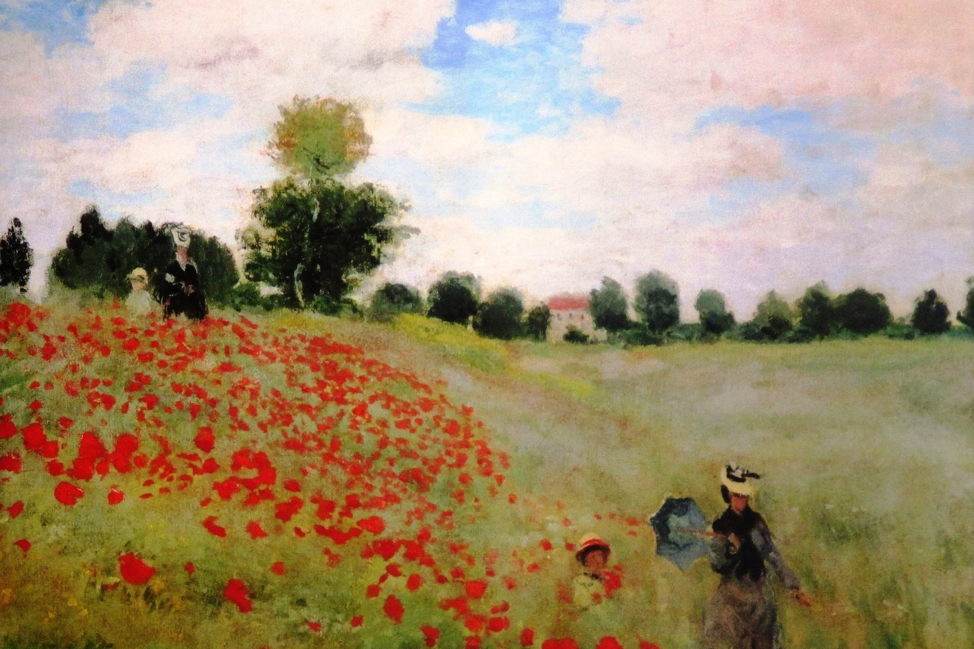 Gemälde mit rotem Mohnfeld, Bäumen und Spaziergängern im Sommer