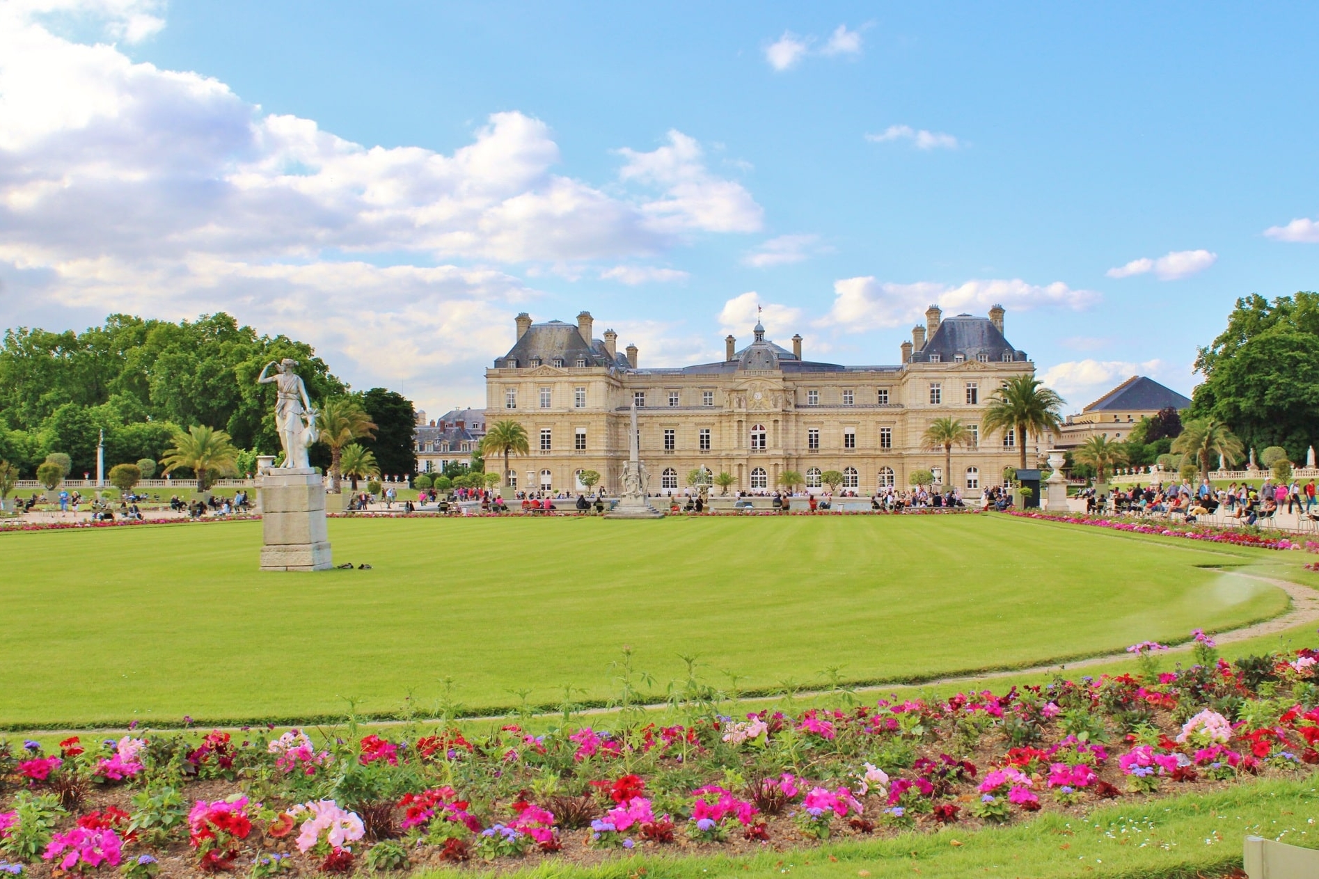 Prunkvolles Schloss mit weitläufigem Garten und Statuen