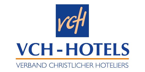 Logo des Verbands Christlicher Hoteliers mit blauer Schrift und orangefarbener Linie