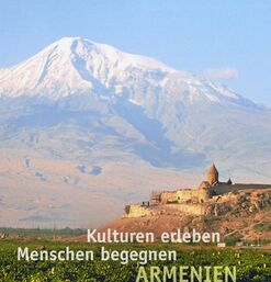 Armenisches Kloster auf Hügel vor schneebedecktem Ararat-Massiv