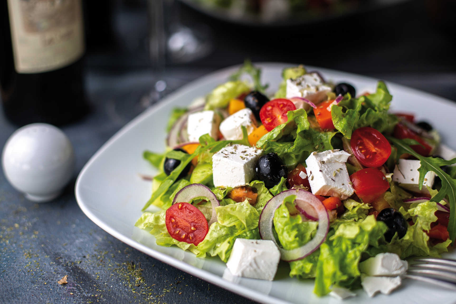 Traditioneller Bauernsalat mit Feta, Oliven, Tomaten, Paprika und Zwiebeln