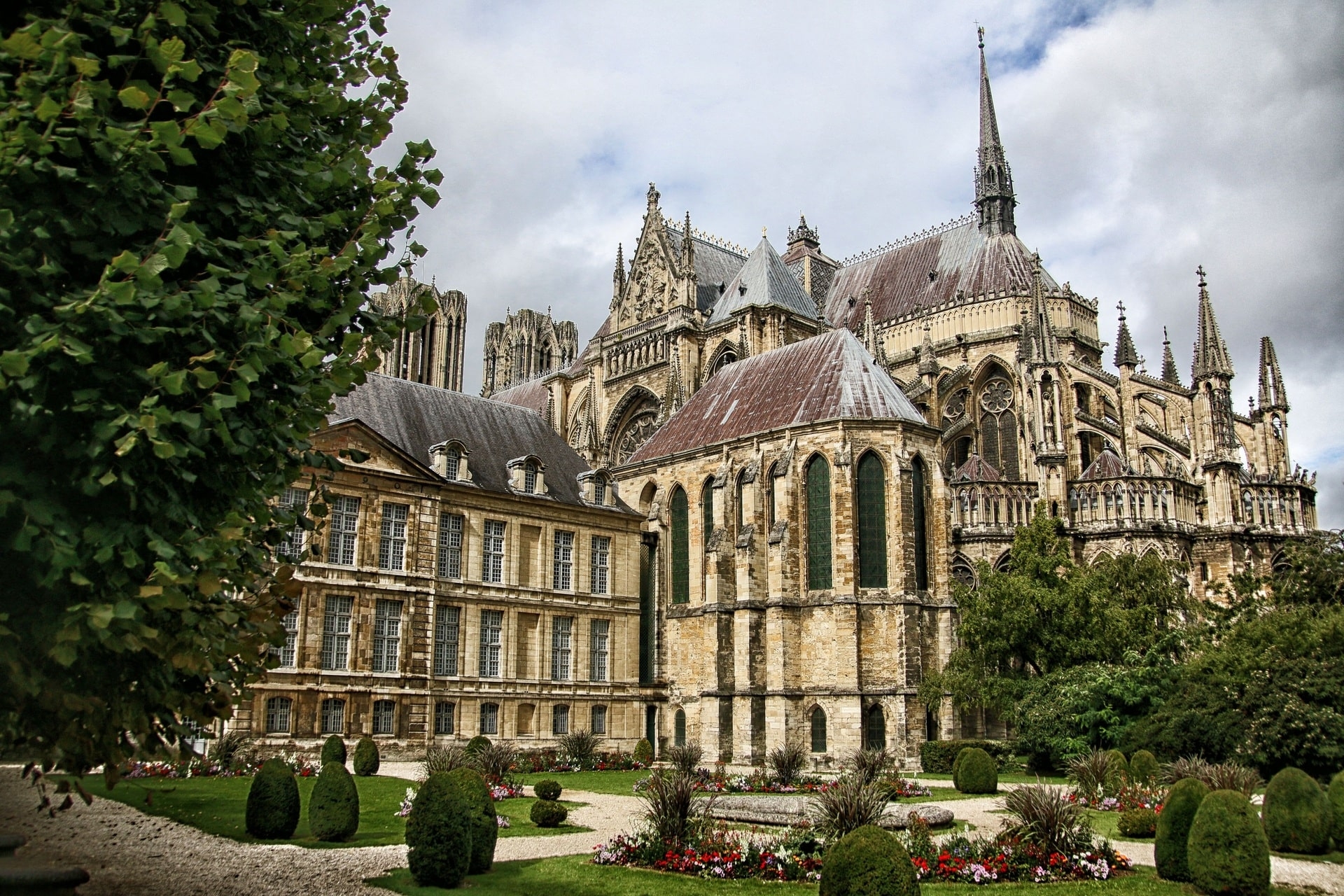 Gotische Kathedrale mit Türmen und Gartenanlage in Reims