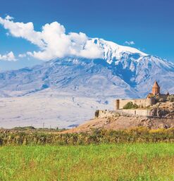 Kloster Chor Wirap auf Hügel vor schneebedecktem Berg Ararat in Armenien