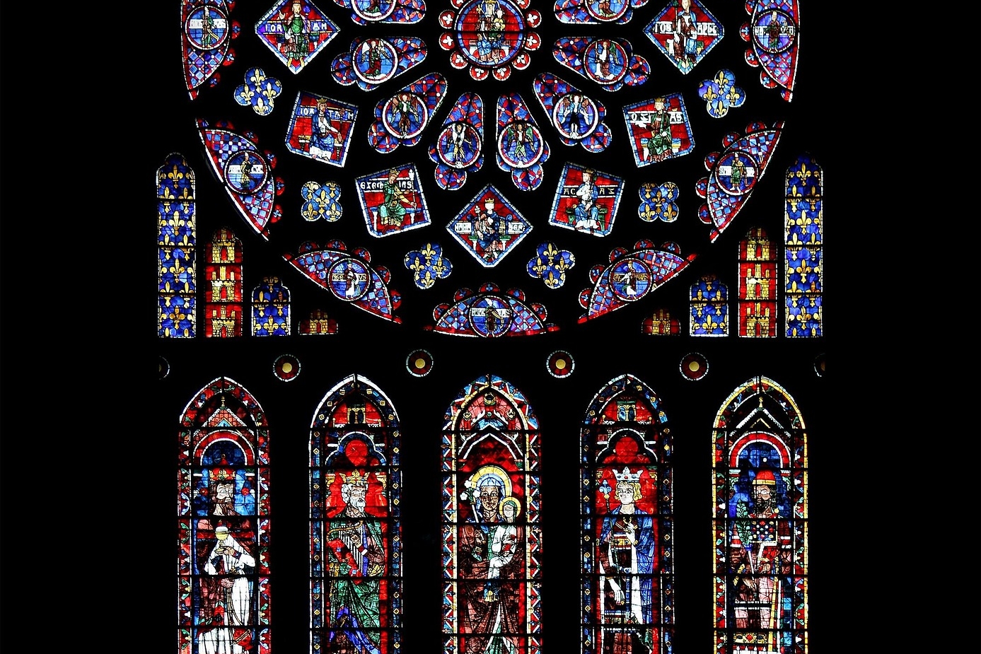 Buntes Rosettenfenster mit Maßwerk und Szenen aus dem Leben Christi in Notre-Dame
