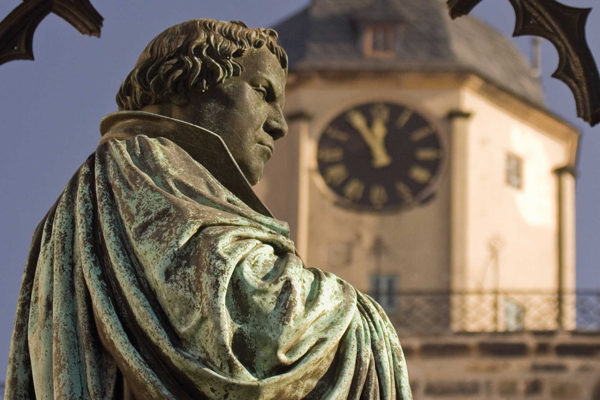 Bronzestatue Martin Luthers vor dem Turm der Schlosskirche in Wittenberg
