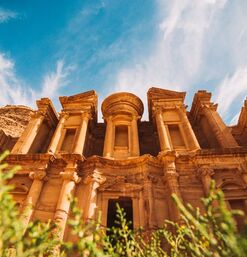 Monumentale Nabatäer-Fassade in Petra, Jordanien, mit dramatischem Himmel