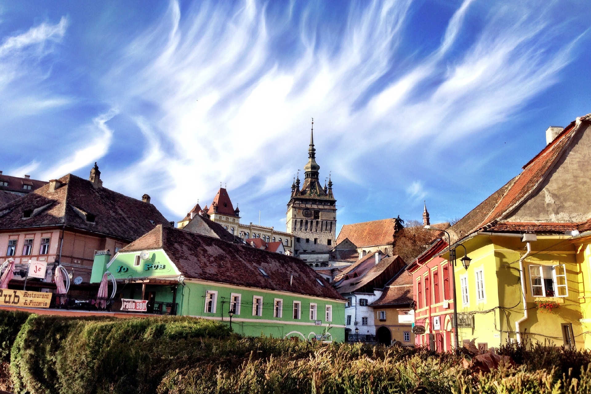 Bunte Häuser und Uhrturm in der mittelalterlichen Altstadt von Sighișoara