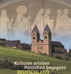 Romanisches Kloster in grüner Landschaft, überlagert von Fresko mit Heiligenfiguren