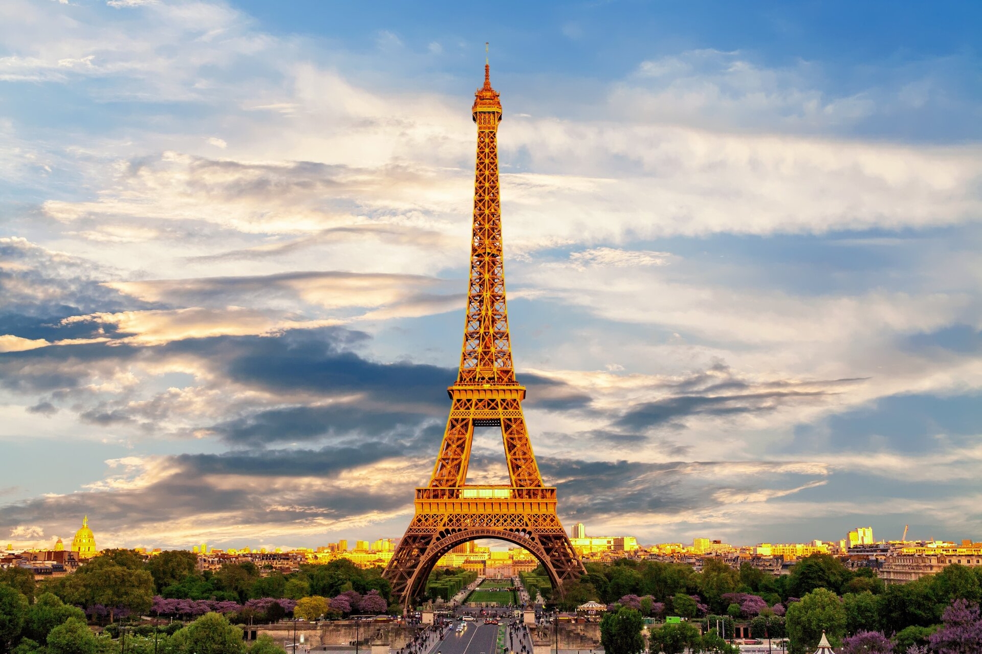 Eiffelturm ragt vor dramatischem Wolkenhimmel über die Stadt Paris