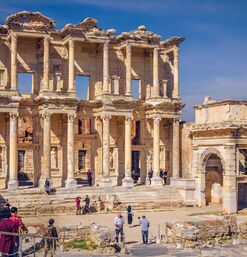 Antike Ruine der Celsus-Bibliothek mit Säulenfassade in der Ausgrabungsstätte Ephesos, Türkei