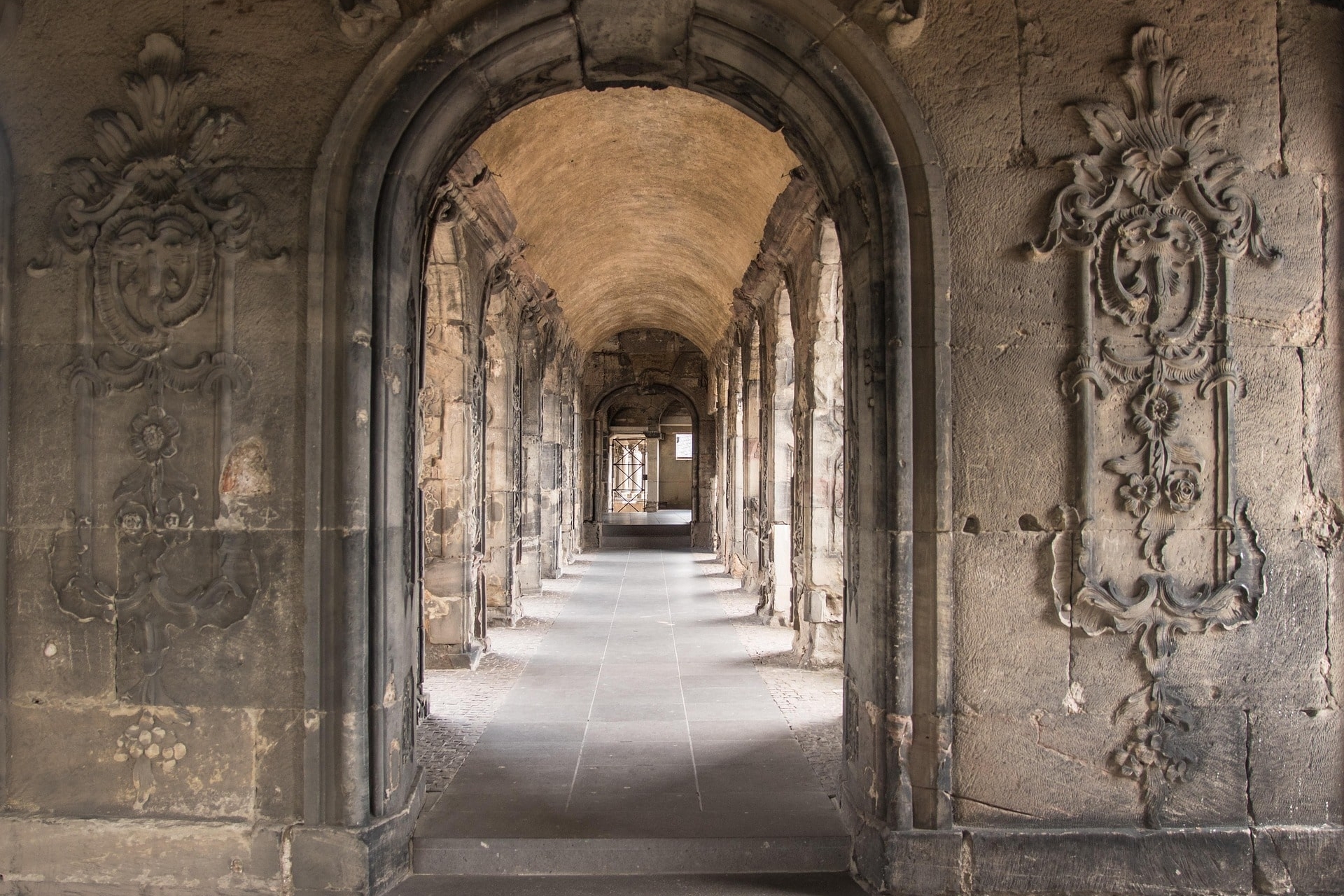 Blick in den historischen Kreuzgang des Doms in Trier
