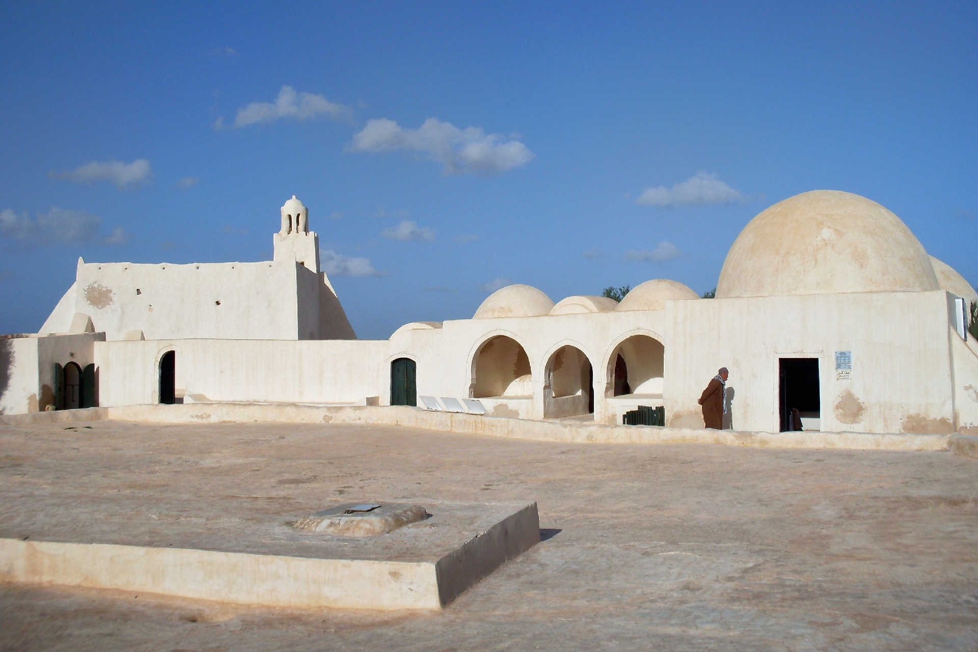 Traditionelle Kuppelbauten einer islamischen Pilgerstätte mit blauem Himmel