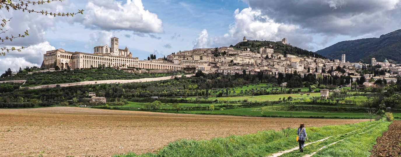 Blick auf Salamanca mit Kathedrale und Fluss im Vordergrund