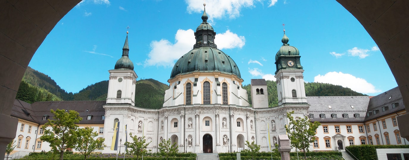 Barocke Klosterfassade mit großer Kuppel und Türmen