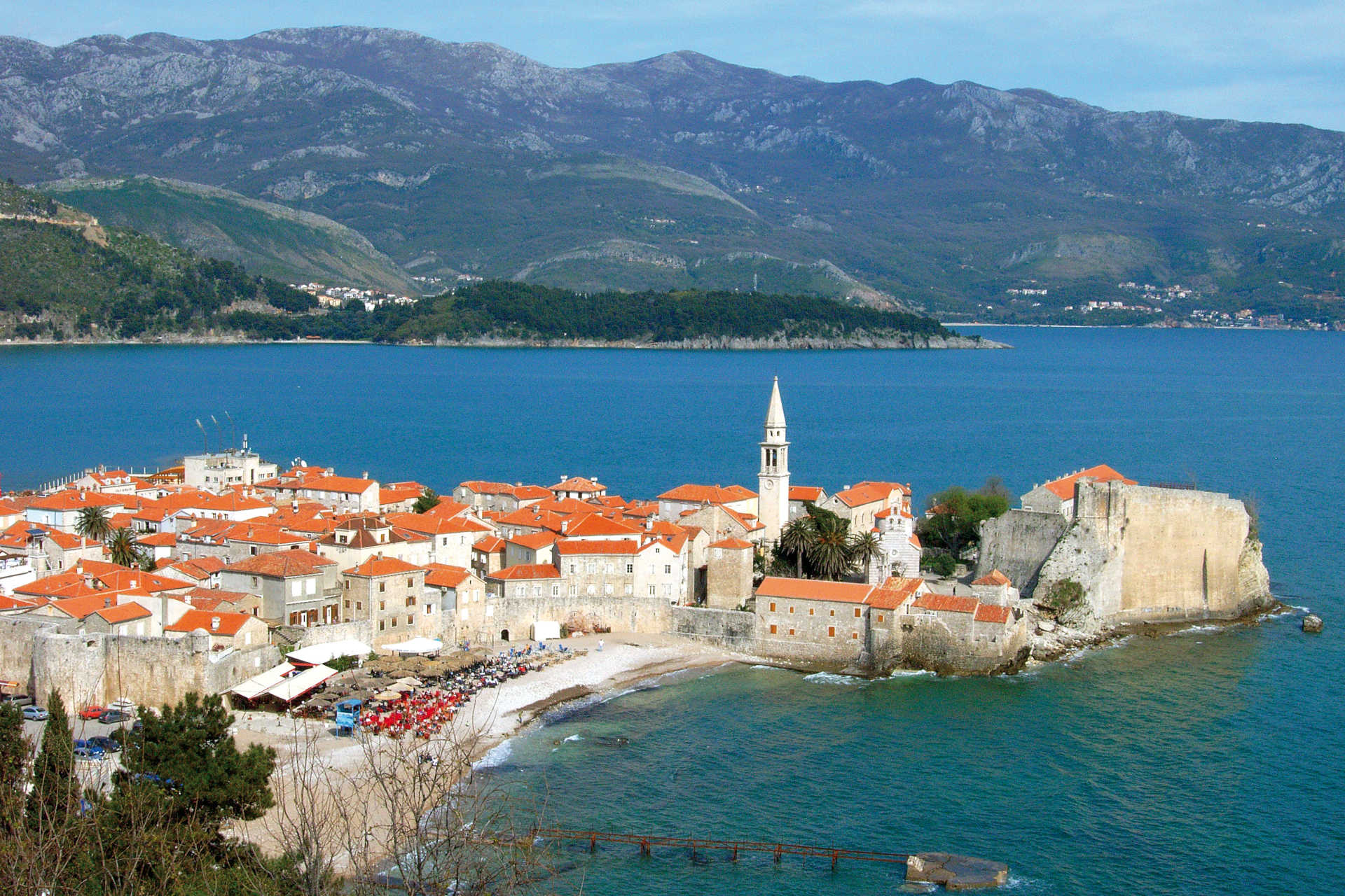 Mittelalterliche Altstadt von Budva an der Adriaküste mit Stadtmauer und Glockenturm