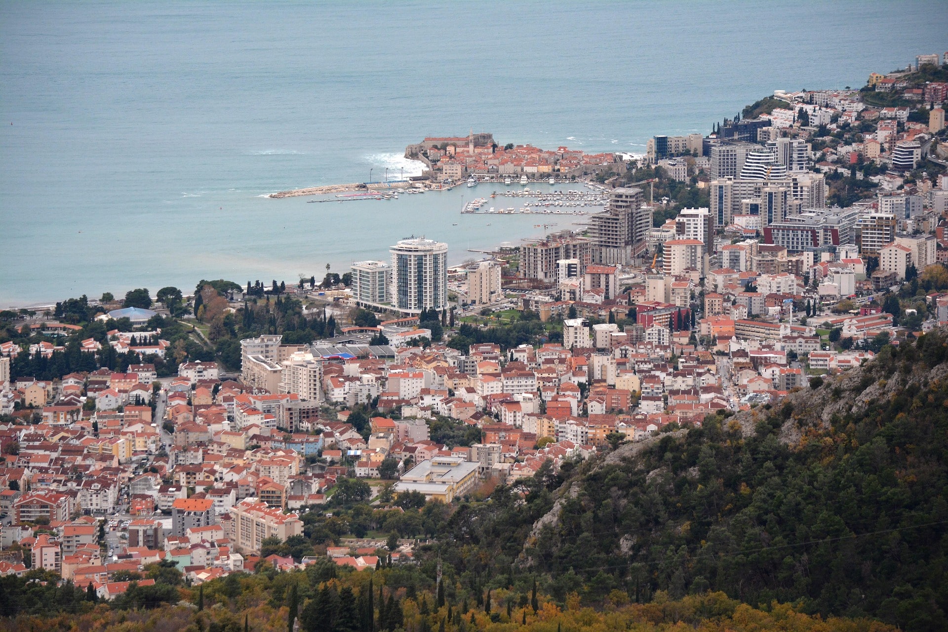 Panorama einer dicht bebauten Stadt mit Altstadt, Marina und Hochhäusern am Meer