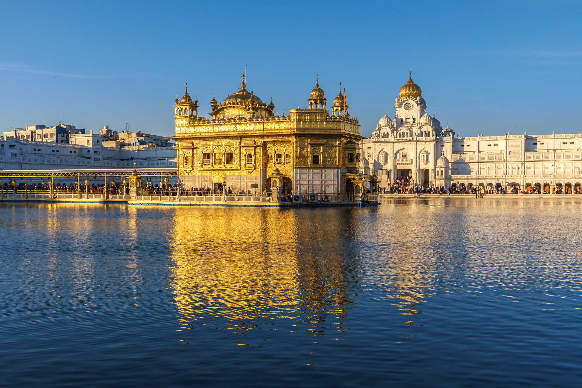 Harmandir Sahib, der goldene Sikh-Tempel, im Wasserbecken bei Sonnenuntergang