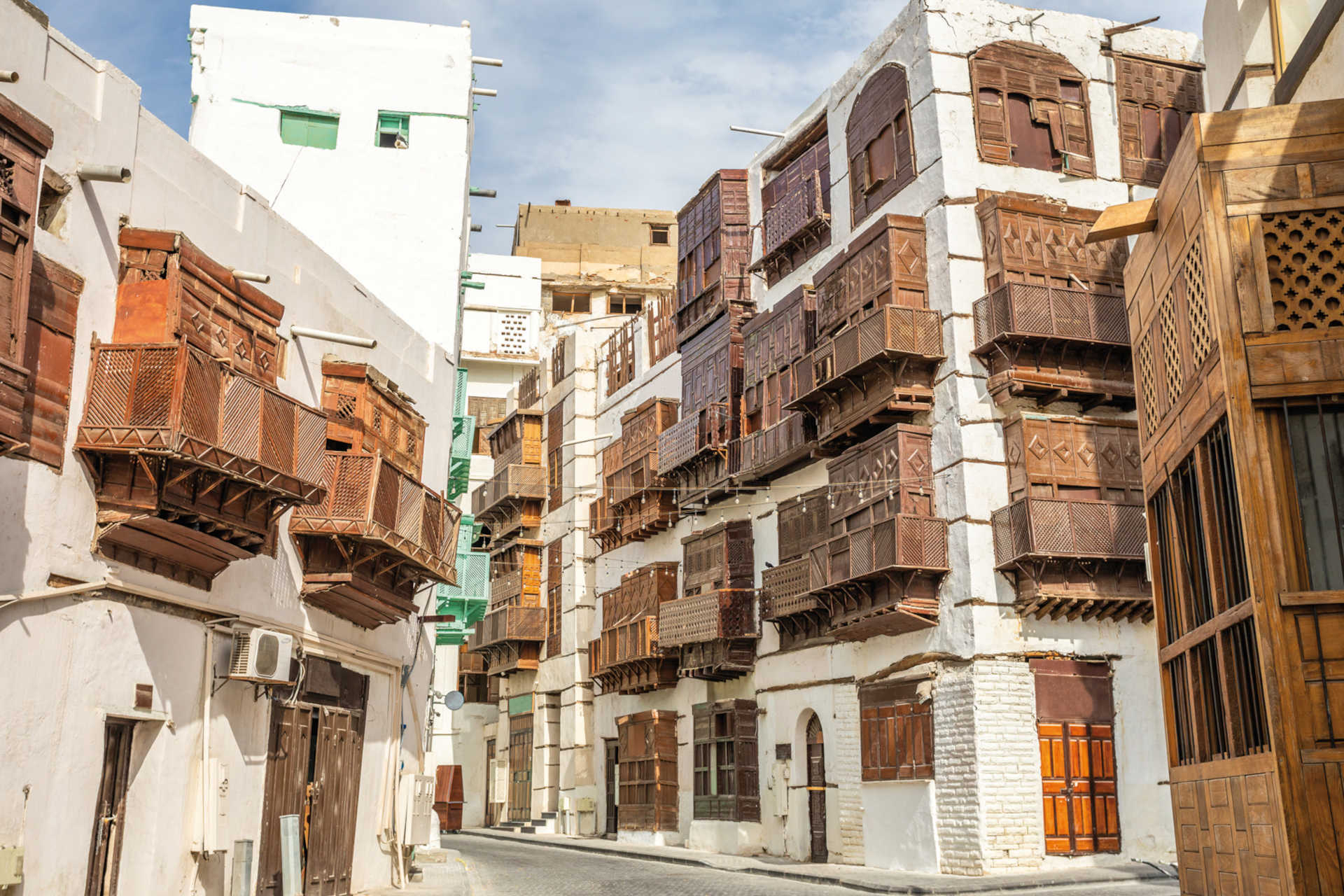 Traditionelle Häuser mit hölzernen Mashrabiya-Erkern in der Altstadt von Dschidda, Saudi-Arabien