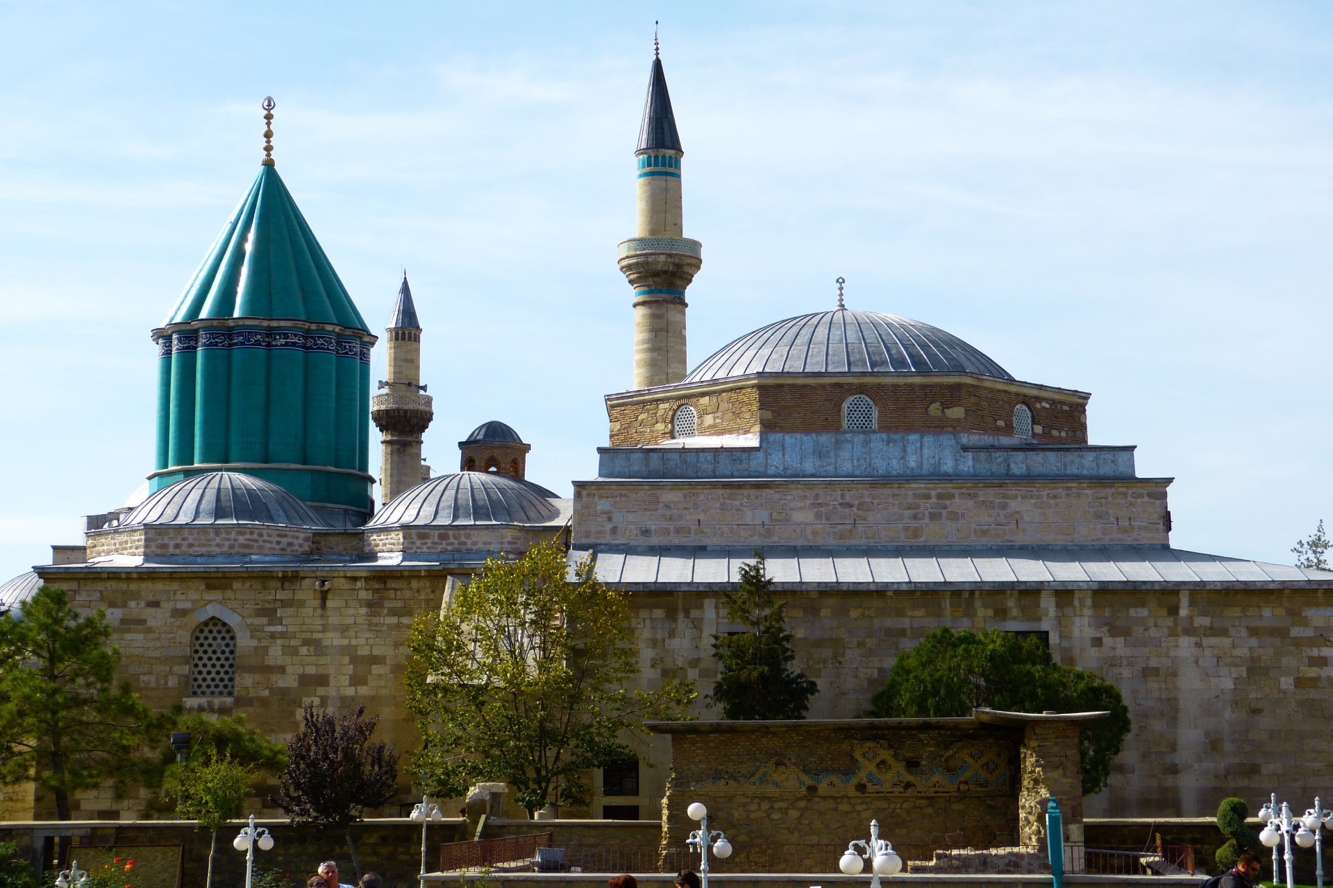 Grünes Kegeldach des Mevlana-Mausoleums mit Moschee und Minarett in Konya
