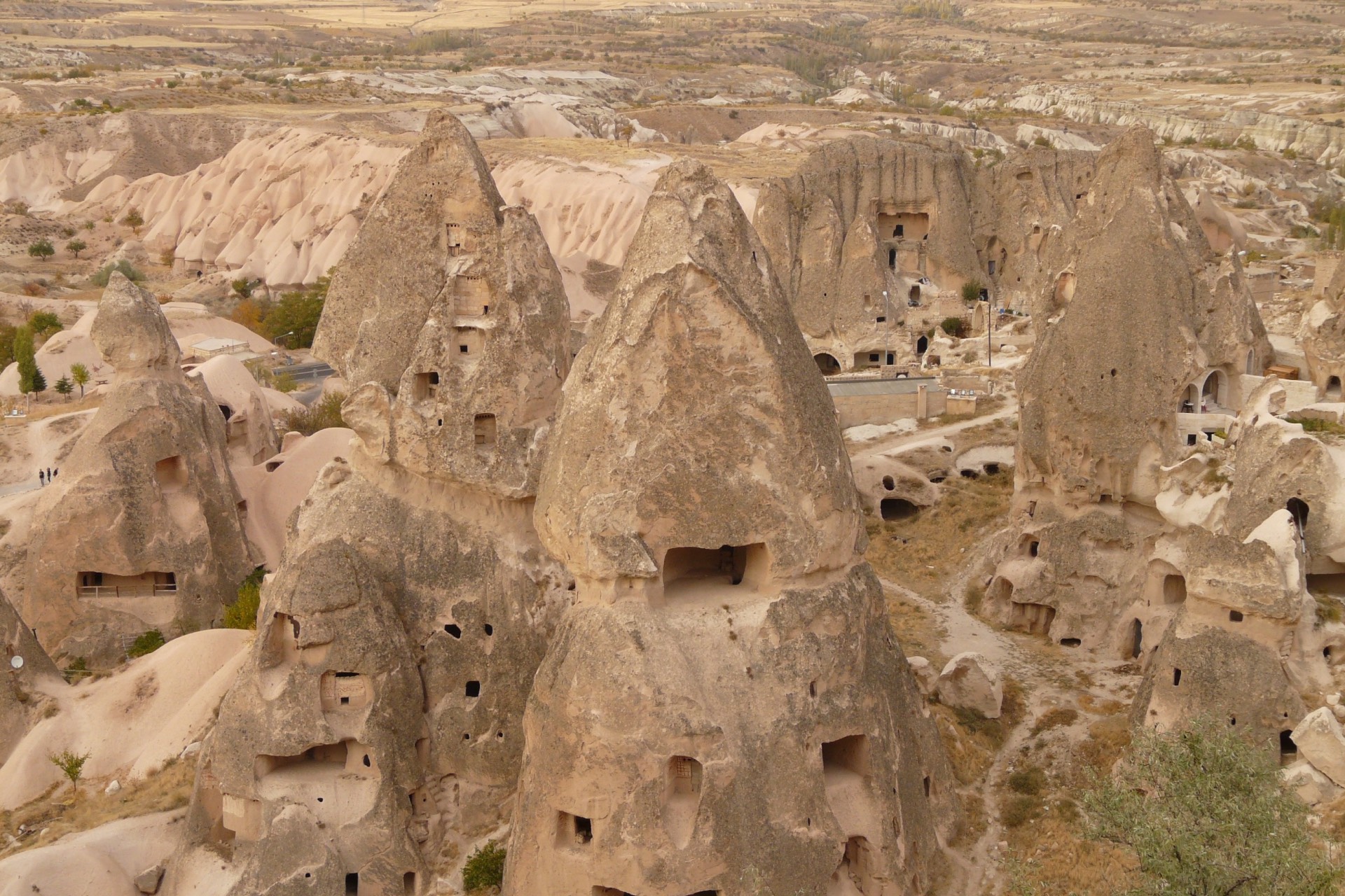 Spitze Tufffelsen mit eingemeißelten Höhlenwohnungen in bizarrer Landschaft