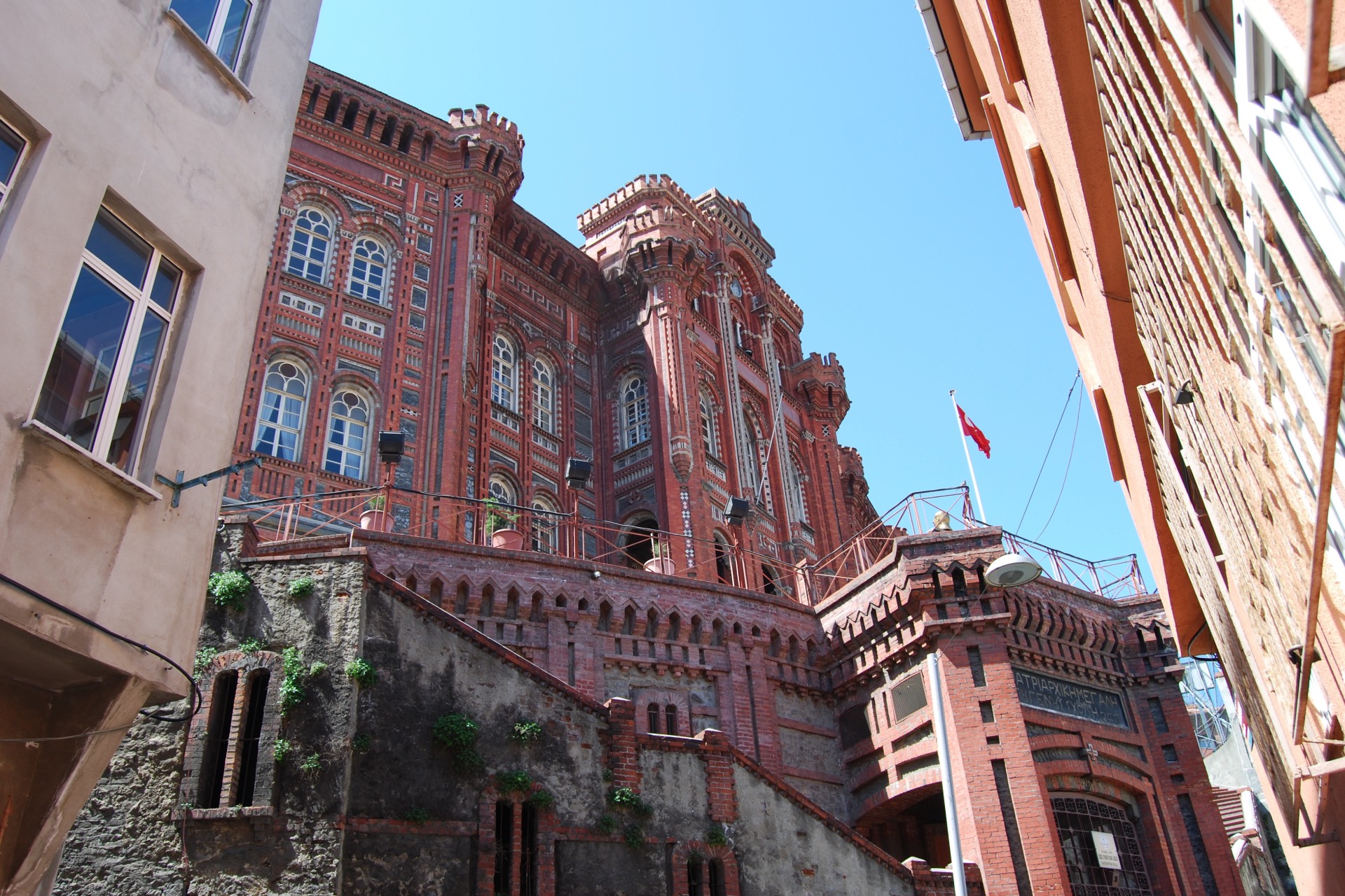 Rotes Backsteingebäude mit Türmen und Flagge im Stadtteil Fener in Istanbul