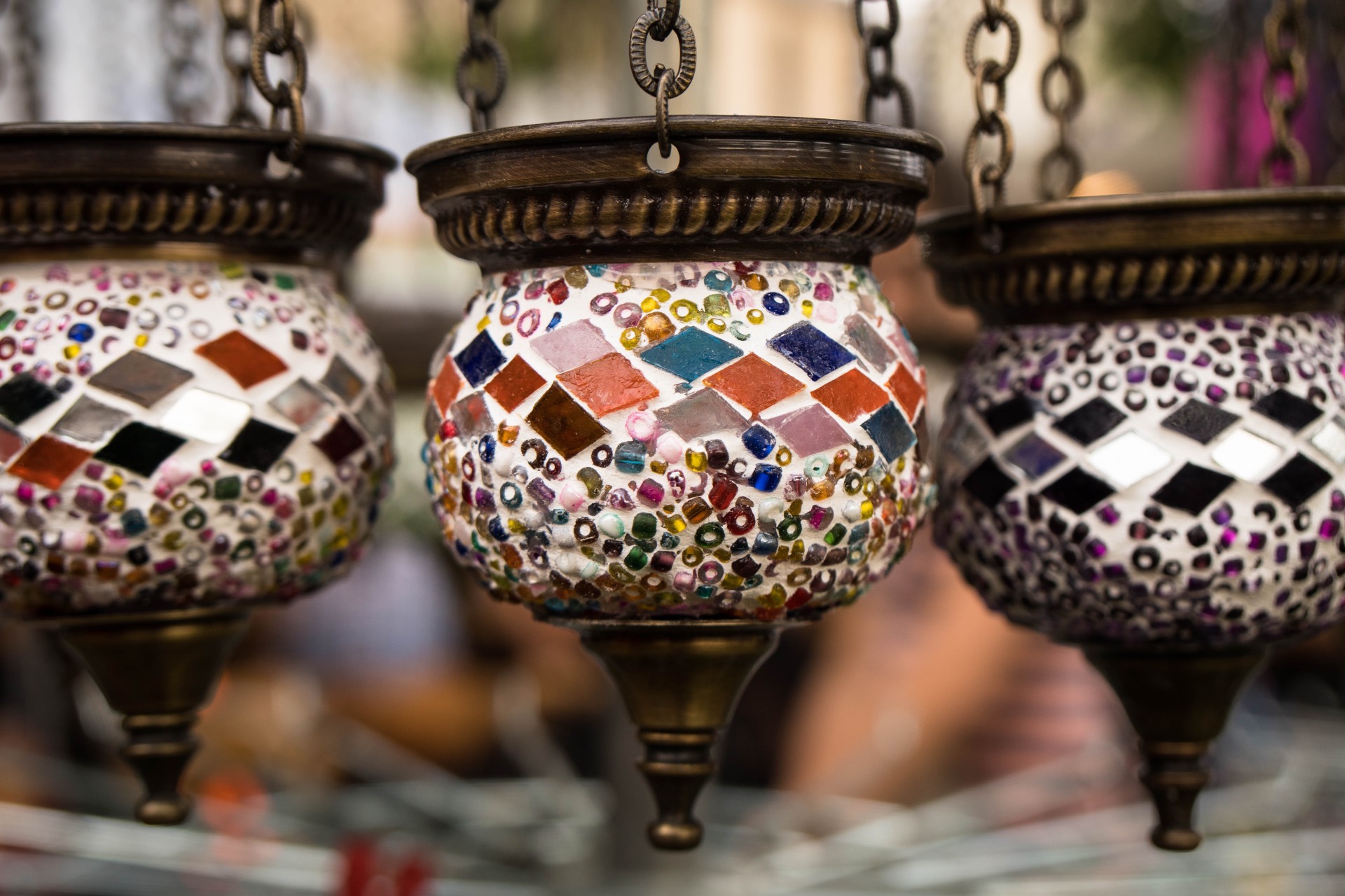 Bunte Glaslampen mit Mosaikmuster aus Glasperlen und Metallfassung